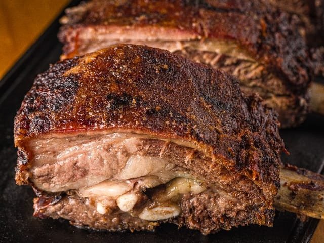 Costela fatiada na tábua